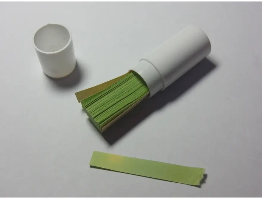 Figura 1.6. Tiras de indicador universal en su envase: método sencillo para estimar el pH de soluciones y de la orina.